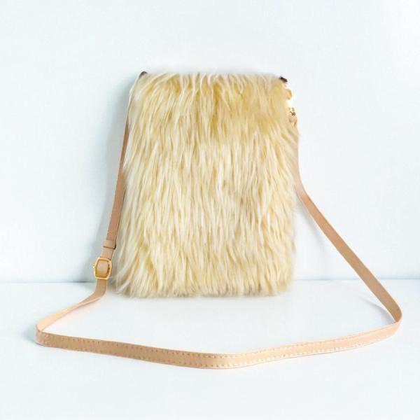 【ナチュラルコーデにも♪】長財布が入るロングファーポシェット/ベージュ
