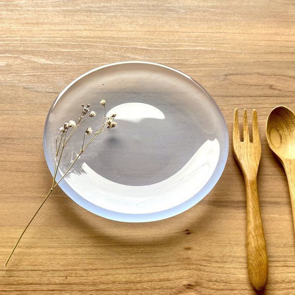 「夏空色を映す水たまりM」丸いガラスのお皿（マット仕上げ）　ガラス工芸　食器　小物置き　小皿　　プレート　お皿　ギフト　食器