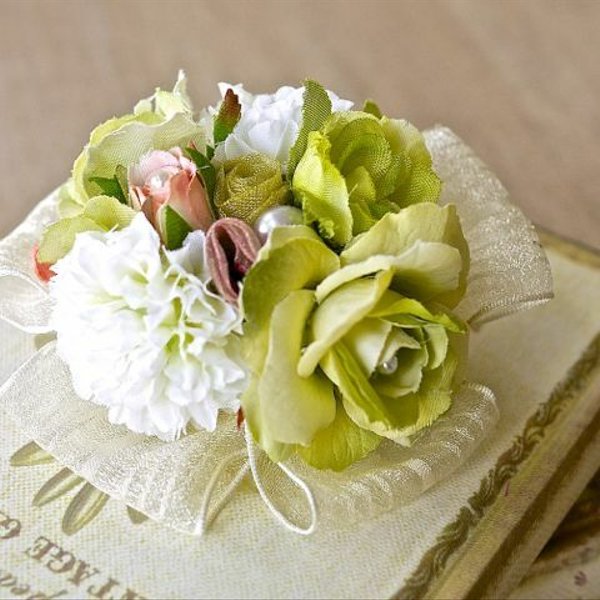 グリーン系小花のホワイトコサージュ（白オーガンジーストライプリボン）【入学式・卒業式・結婚式・プレゼントに最適。親子お揃いのコーデも承ります】