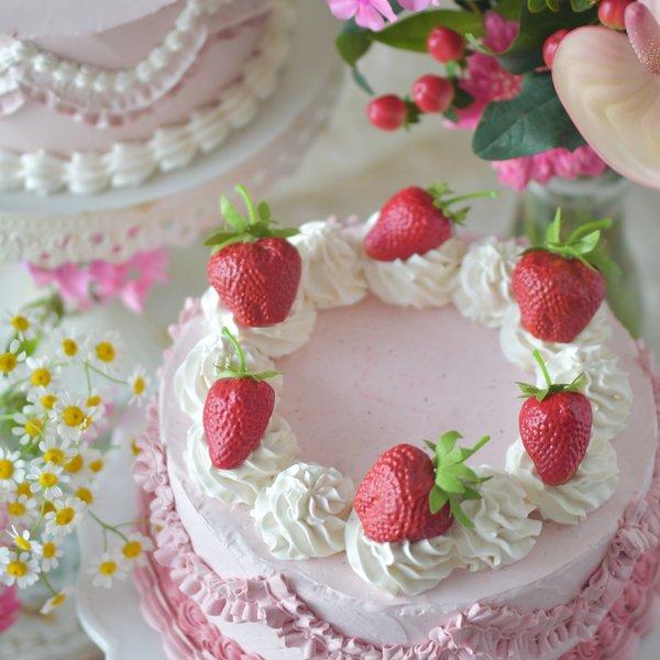 苺のピンクケーキ