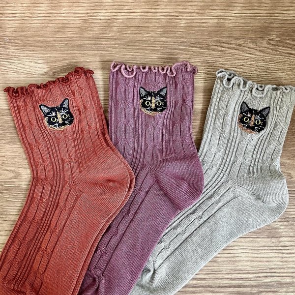 デザイナーおすすめ☆毛並みまで感じる猫さん刺繍のソックス『サビ猫FURIKAKE』