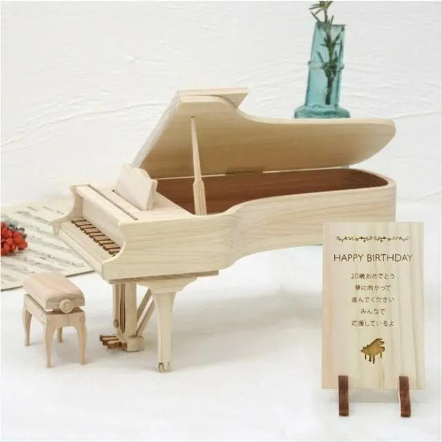 ひのきのピアノ～フルコンサートモデル～　メッセージパネル（名入れ）付き