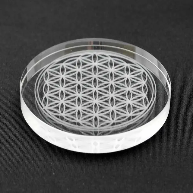 フラワーオブライフ クリスタルガラスベース　直径約8㎝【神聖幾何学模様　フラワーオブライフを刻印したガラスプレート　浄化　パワーチャージに♪】