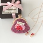 作品母の日🌹リボン刺繍が可愛いカーネーションのミニブーケ豆がま口ポーチとマスクチェーン✨メガネチェーンにも✨