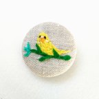 作品＊くるみボタンの刺繍ブローチ＊きいろセキセイインコさん