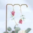 作品パールピンク♥風に揺れる薔薇のピアス♥推し活 アシンメトリー