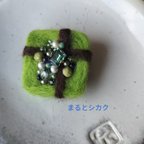 作品ブローチ 【若草のスクエア】フエルト　ビーズ 刺繍