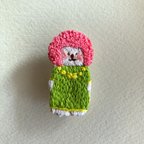 作品黄緑ワンピースのワンちゃんの刺繍ブローチ