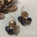 作品RUKIRIRIA #756 ゴールド×ブラックベージュ花びらピアス  大ぶりピアス 大ぶりイヤリング 