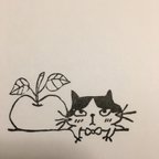 作品りんごと猫(白黒ねこ)