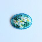 作品ビーズで飾った小さなカモミールの刺繍ブローチ【botanical】#253