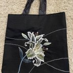 作品百合の手刺繍トートバッグ