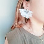 作品【petalo】光を集める大輪の花びらピアス/イヤリング