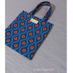 作品四角いトートバッグ(北欧風ツタ模様とボタンのような花柄～ブルー)