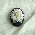 作品《受注製作》刺繍ブローチ white sun flower