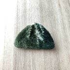 作品山の刺繍ブローチ