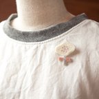 作品Little Flower＊ビーズ刺繍ブローチ（milk＆pink）│ミルキーホワイトとピンクの小さなお花│ポピー