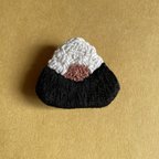 作品大きいおにぎり（たらこ）の手刺繍ブローチ