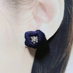 作品お花の刺繍イヤリング(ネイビー)