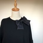 作品【受注製作】シンプルisベスト♡【Ribbonブローチ】マットブラック◆穴を開けないマグネット式◆