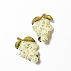 作品Vintage　1950′s white×green 　grapes　motif 　plastic×rhinestone earrings