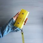 作品『ラメ入りスケルトン』マンゴーイエロー　クリアiPhoneケース　PVC透明手帳型スマートフォンケース