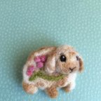 作品羊毛フェルト ウサギのブローチ ピンクの花