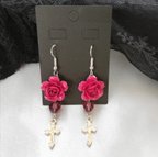 作品赤紫の薔薇とクロスのピアス