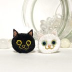 作品白猫と黒猫の刺繍ピアス or イヤリング ハンドメイド kagisippo7  新作 動物モチーフ うちの子デザイン