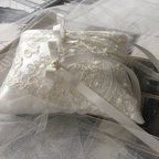 作品＊キット製作可能＊白いレースを銀糸で縁取ったバラのレースブレード、チュールを使ったリングピロー