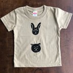 作品ウサギ1匹ネコ1匹 Tシャツ