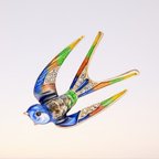 作品H2418【動物】 飛んでいる ツバメ プローチ/ブルー