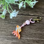 作品縁起の良いめのう金魚キーホルダー：ピンク - Carnelian Goldfish Keychain