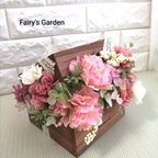 作品母の日配送可　ピンクのカーネーションの木製ボックスアレンジ　アーティフィシャルフラワー