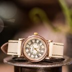 作品ローズゴールドのケースとマザーオブパールの文字盤の綺麗な腕時計(Amy Medium /在庫品)