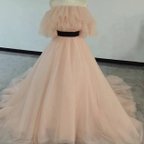 作品ウェディングドレス  ピンク 取り外しオフショルダー サッシュベルト  柔らかく重ねたチュールスカート 結婚式 可愛い