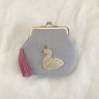 作品ふわふわな白鳥　刺繍の手のひらがま口（ブルー）