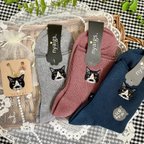 作品\母の日スペシャル/タキシード猫さん刺繍と花束ビジューのバッグチャーム♡と靴下セット