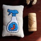 作品刺繍ブローチ「アルファベットスプレーボトル J」