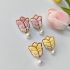 作品【受注製作】【チューリップ】お花　刺繍　ピアス／イヤリング　花モチーフ　ピンク　イエロー　アレルギー対応　軽量