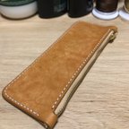 作品【お気に入りのペンをスマートに持ち歩く】　　　ファスナー型ペンケース　　　　　　　　　　レザー/ペンケース/牛本革