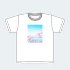 作品【春限定】満開の桜と、スワンボートが浮かぶ湖を描いた、Tシャツ