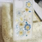 作品スマホケース　　ディルフィニュウムの花畑　レースフラワーと紫陽花たちiPhone13 