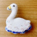 作品水面を泳ぐ白鳥のブローチ