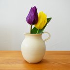 作品ピッチャー型の花瓶　クリームマット