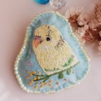 作品【受注生産】『インコ刺繍🕊‎𓂃 𓈒𓏸きらきらブローチ』Bird embroidery broach.