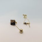 作品アシンメトリー gold×blackのジオメトリックイヤリング／ピアス