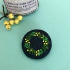 作品ミモザリース_刺繍ブローチ L_麻紺