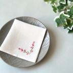 作品「お急ぎ便」繋がる思いの芝桜｜手刺繍＆手仕立てのソフトリネンハンカチ