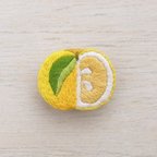 作品柚子の手刺繍ブローチ